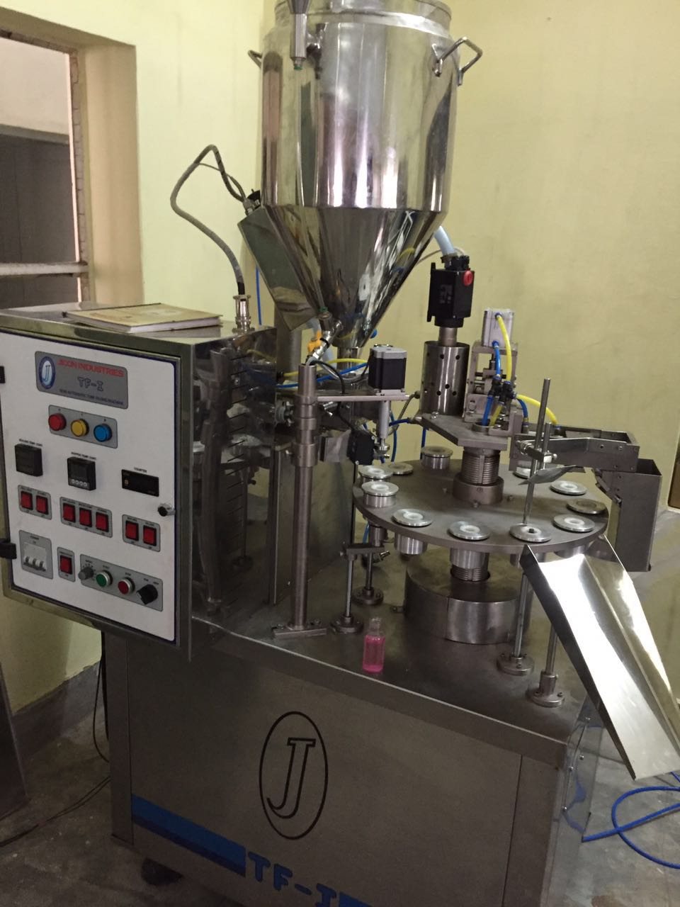 Semi automatic tube filling machine