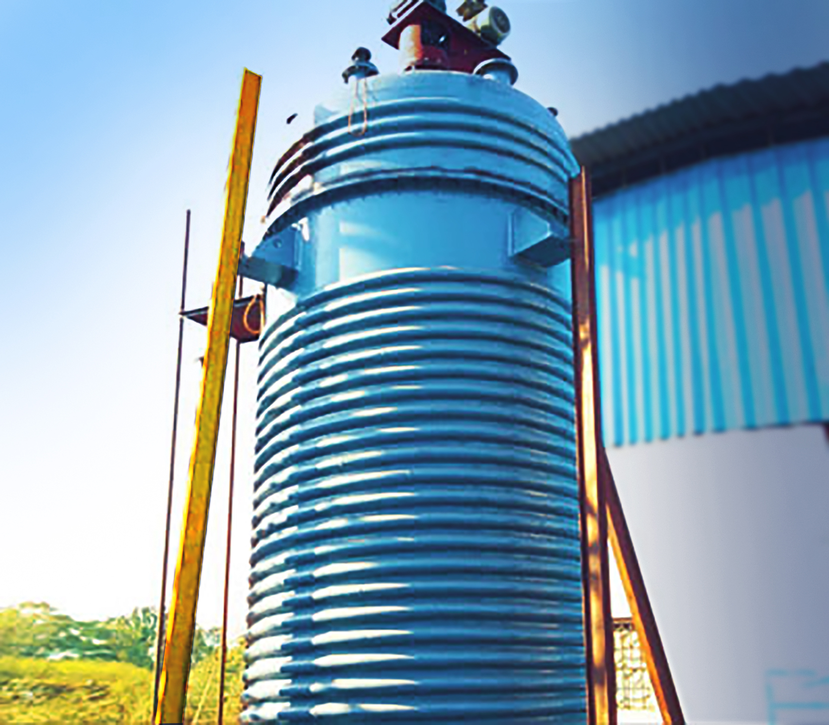 REACTOR WITH INSIDE COIL